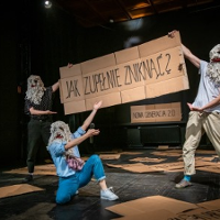 Zdjęcie aktorów grających w spektaklu. Foto: Karolina Gorzelańczyk.