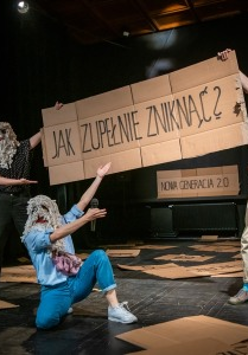 Zdjęcie aktorów grających w spektaklu. Foto: Karolina Gorzelańczyk.