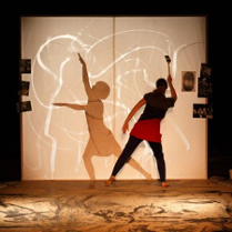 Aktorka wykonuje ślady.