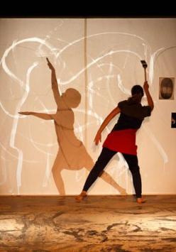 Aktorka wykonuje ślady.