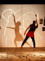 Aktorka wykonuje ślady.