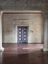 Fotografia przedstawia odnowione wnętrze Holu Trawertynowego, prowadzącego do Sali pod Zegarem.