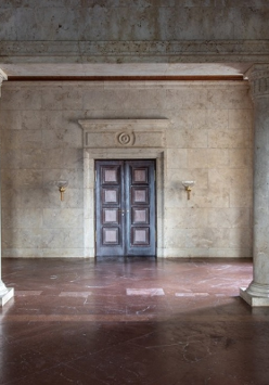 Fotografia przedstawia odnowione wnętrze Holu Trawertynowego, prowadzącego do Sali pod Zegarem.