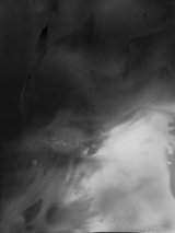 Przykład instalacji, ciemnie i jasne smugi układają się na kształt wody.