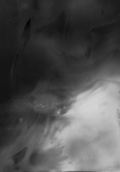 Przykład instalacji, ciemnie i jasne smugi układają się na kształt wody.