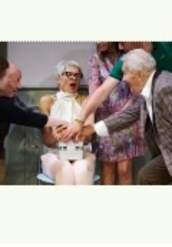 Zdjęcie aktorów grających w spektaklu.