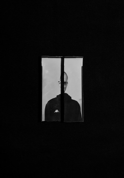 Jedna z prac Piotra Zugaja. Widać zdjęcie człowieka, którego widok jest załamany przez wewnętrzne ramy okienne.