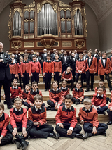 Baner ze zdjęciem członków chóru.