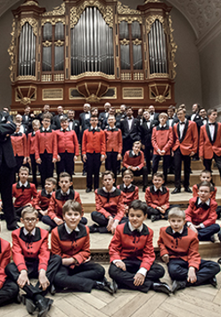 Baner ze zdjęciem członków chóru.