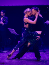 Na zdjęciu para tańcząca tango, w tle członkowie zespołu muzycznego.