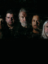 Na czarnym tle widać pięciu członków zespołu Arena.