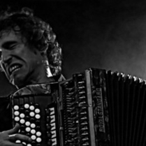 Czarno-biały portret Yegora Zabelova, z pasją grającego na akordeonie. Jego Twarz wykrzywia grymas oddający zaangażowanie, temperament i namiętność artysty.