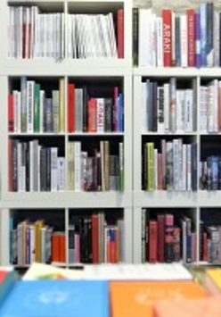 Białe regały z książkami.