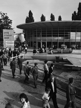 Pawilon Polskiego Przemysłu Ciężkiego, tzw. Parasol (proj. Jerzy Staniszkis), wybudowany w 1958 r., fot. z 1966 r. Zdjęcie z archiwum MTP.