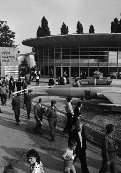 Pawilon Polskiego Przemysłu Ciężkiego, tzw. Parasol (proj. Jerzy Staniszkis), wybudowany w 1958 r., fot. z 1966 r. Zdjęcie z archiwum MTP.
