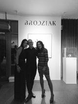 Fotografia Szymona Brodziaka z dwiema kobietami.