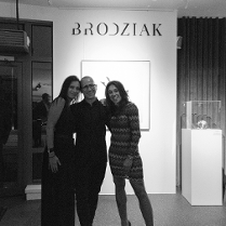 Fotografia Szymona Brodziaka z dwiema kobietami.