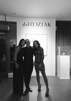 Fotografia Szymona Brodziaka z dwiema kobietami.