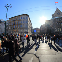 Fotografia ludzi na ulicy Święty Marcin.