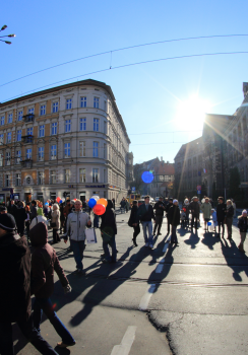 Fotografia ludzi na ulicy Święty Marcin.