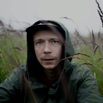 Fotografia piosenkarza Jakuba Skorupki.