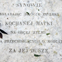 Fotografia płyty nagrobnej.