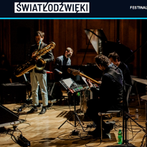 Ciemna fotografia została wykonana na sali koncertowej. Artyści w trakcie koncertu.