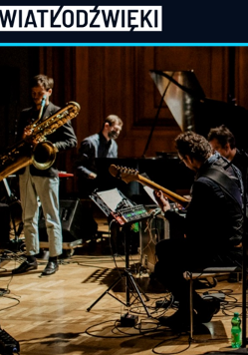 Ciemna fotografia została wykonana na sali koncertowej. Artyści w trakcie koncertu.