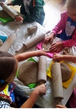 Dzieci podczas zajęć ceramicznych w ramach Strefy Zabawy.