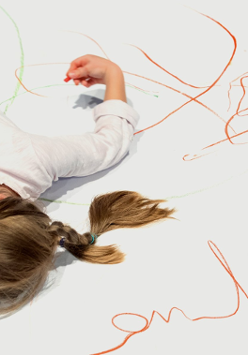 Fotografia Jakuba Wittchena. Dziewczynka leżąca na scenie.