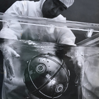 Fotografia naukowca wyciągającego kulę z wody w akwarium.