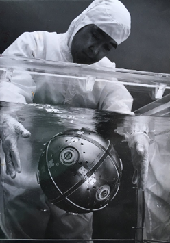 Fotografia naukowca wyciągającego kulę z wody w akwarium.