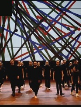 Fotografia z wydarzenia "Dźwięk/Ciało/Akcja" Grupa Tancerzy na scenie CK ZAMEK. W tle kolorowa wizualizacja.