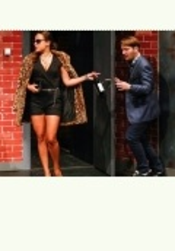 Zdjęcie aktorów grających w spektaklu.