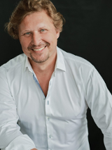 fotografia uśmiechniętego mężczyzny w białej koszuli