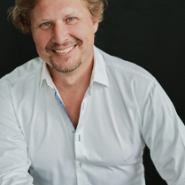 fotografia uśmiechniętego mężczyzny w białej koszuli