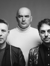 Trójka mężczyzn pozująca do fotografi. Zdjęcie do popiersia.