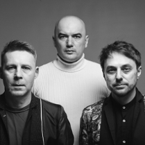 Trójka mężczyzn pozująca do fotografi. Zdjęcie do popiersia.