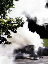 fotografia płonącego auta