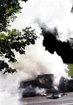 fotografia płonącego auta