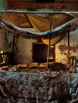 fotografia porzuconej sypialni