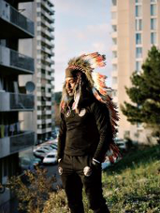 fotografia Yohanne Lamoulère - Indianin w blokowisku