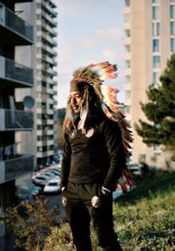 fotografia Yohanne Lamoulère - Indianin w blokowisku