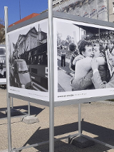 Wystawa na Placu Wolności. Na zdjęciu system wystawienniczy z czarno-białymi planszami przedstawiającymi zdjęcia reportera Andrzeja Szozdy.