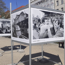 Wystawa na Placu Wolności. Na zdjęciu system wystawienniczy z czarno-białymi planszami przedstawiającymi zdjęcia reportera Andrzeja Szozdy.
