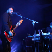 FRAZY. Człowiek o wielu twarzach i... gitarach