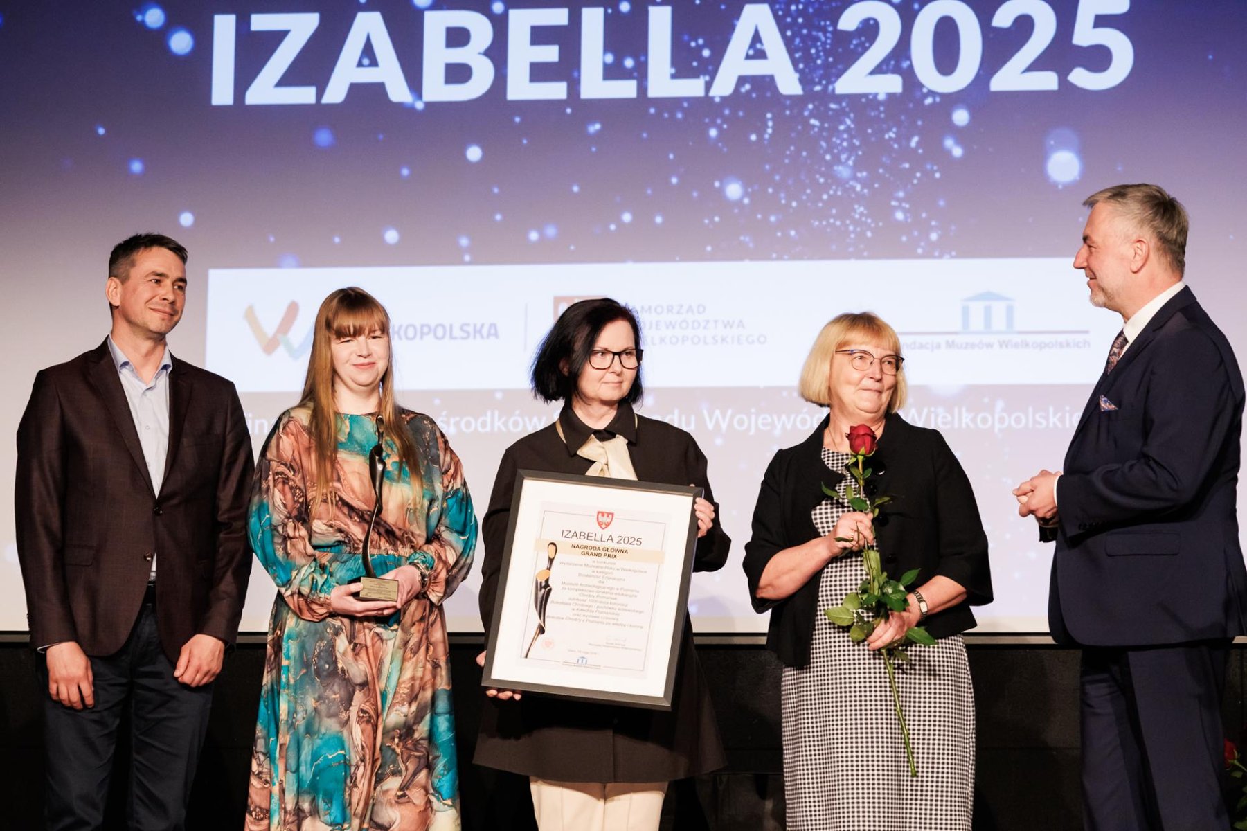 Gala. Mężczyźni i kobiety otrzymują na scenie nagrodę