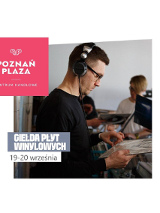 Mężczyzna w czarnej koszulce z długim rękawem stoi przy pudełku z płytami gramofonymi. Na głowie ma słuchawki. W tym samym czasie ogląda jedną z płyt.