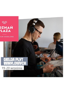 Mężczyzna w czarnej koszulce z długim rękawem stoi przy pudełku z płytami gramofonymi. Na głowie ma słuchawki. W tym samym czasie ogląda jedną z płyt.