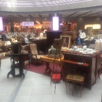 Zdjęcie, targowisko staroci, meble, porcelana, płyty winylowe.